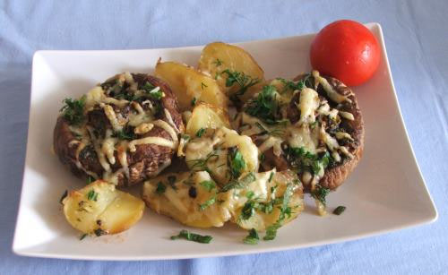 cartofi noi cu ciuperci la cuptor